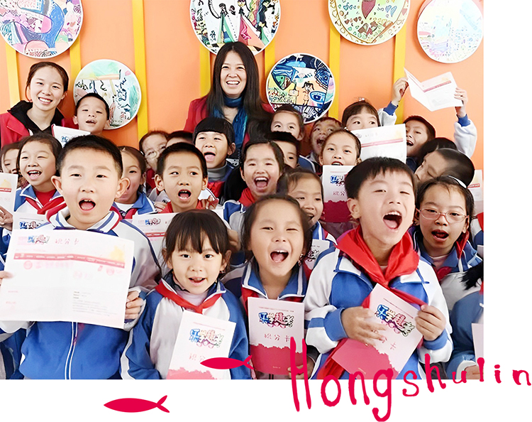 红树林外国语小学学生欢乐合影 身穿校服