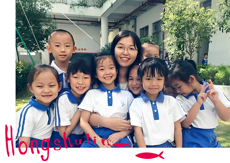 红树林外国语小学师生合影 教师与穿校服学生