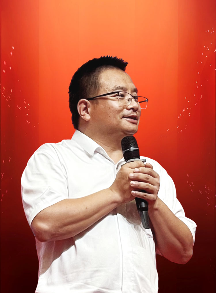 为明学校负责人手持话筒讲话肖像