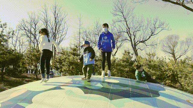 孩子在阿派朗创造力乐园攀爬游玩