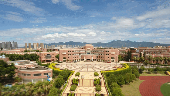 厦门英才学校校园航拍全景，教学楼运动场依山而建，学校特色定位与品牌形象展示