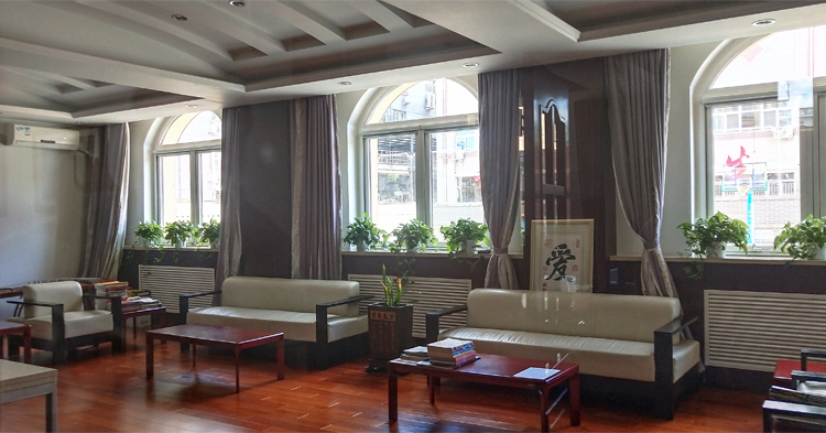 学校空间雅致款室内效果图,原木家具中式沙发与屏风绿植,文化环境建设设计