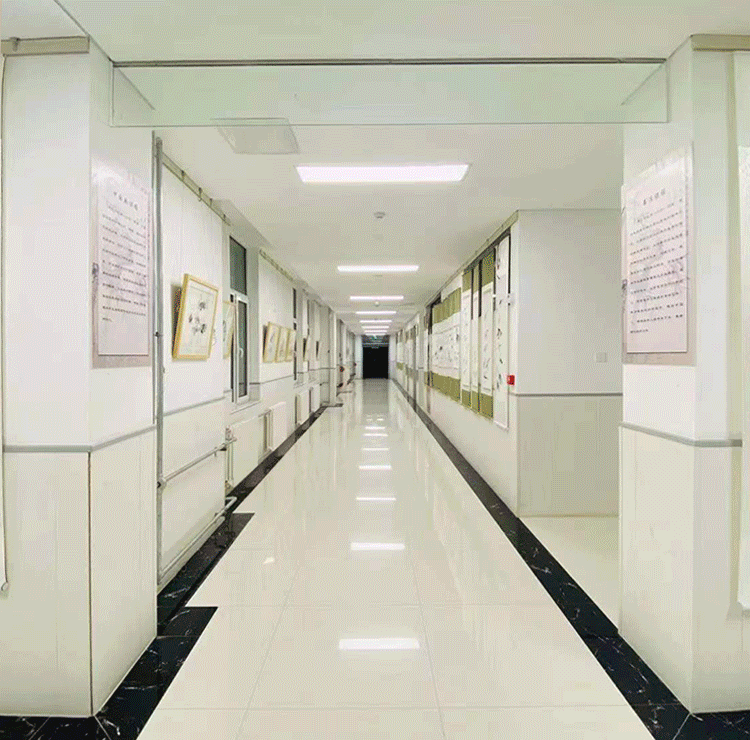 校园艺术长廊效果图,纵深明亮走廊与两侧画框,亮之廊主题校园环境设计