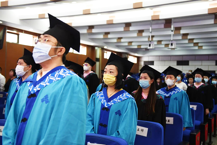 石景山社区学院毕业典礼现场照片,师生身着蓝色学位服,校园品牌应用
