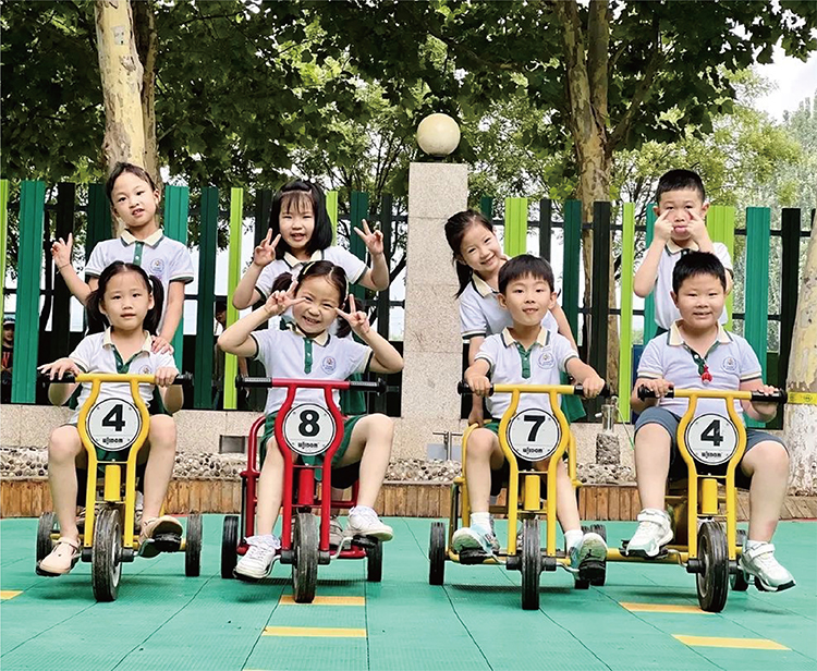 北部新区实验幼儿园孩子们骑平衡车戴号码牌游戏的活动照片,葵园游戏场景特色
