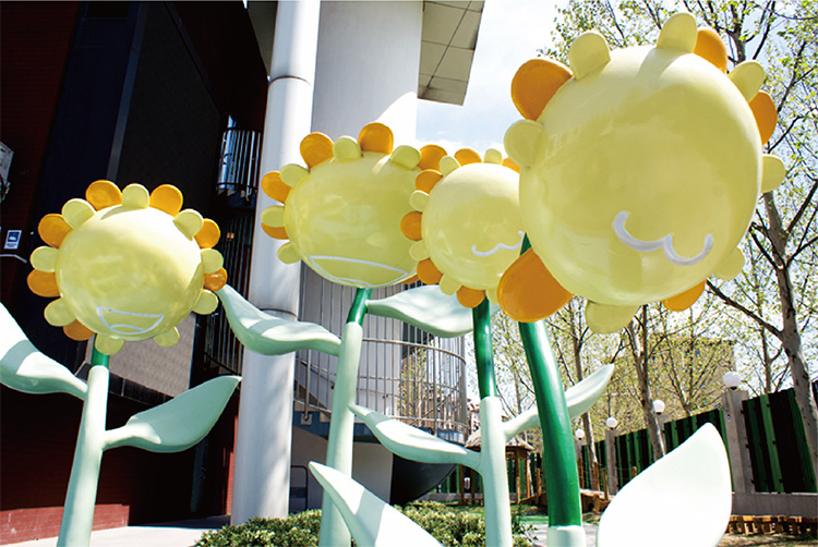 北部新区实验幼儿园操场上的黄色葵花雕塑装置实景,葵花森林校园景观特色