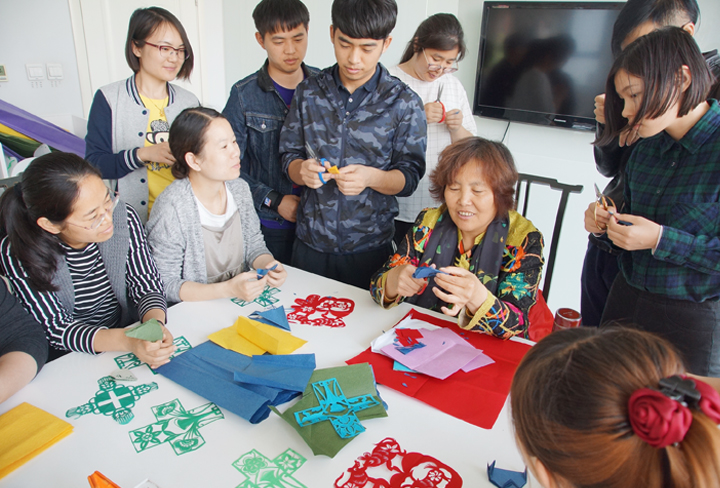 学校师生用彩色材料做活动的照片，入学通知书文化设计的真实应用场景