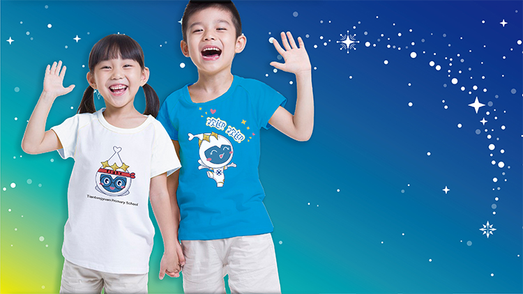 灯市口小学孩子身穿星精灵吉祥物印花T恤,星空背景,吉祥物品牌服装应用