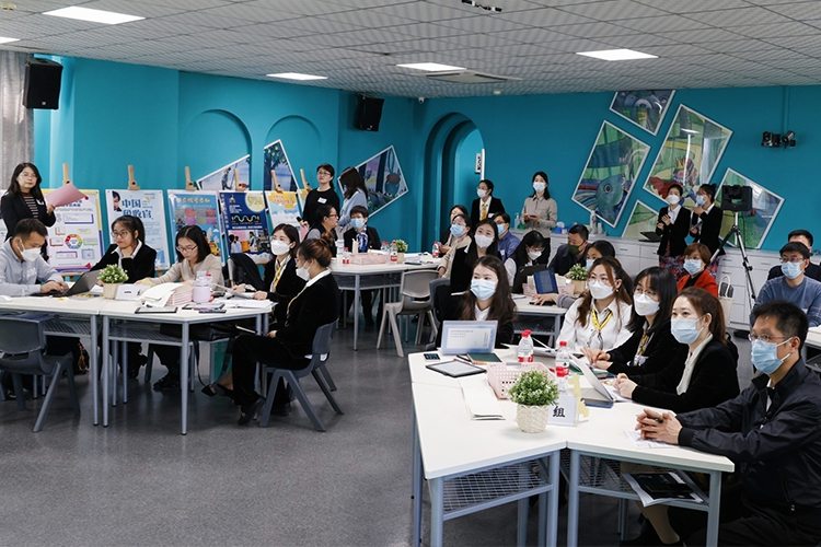 学校文化建设工作坊会议室研讨现场照片,师生交流场景
