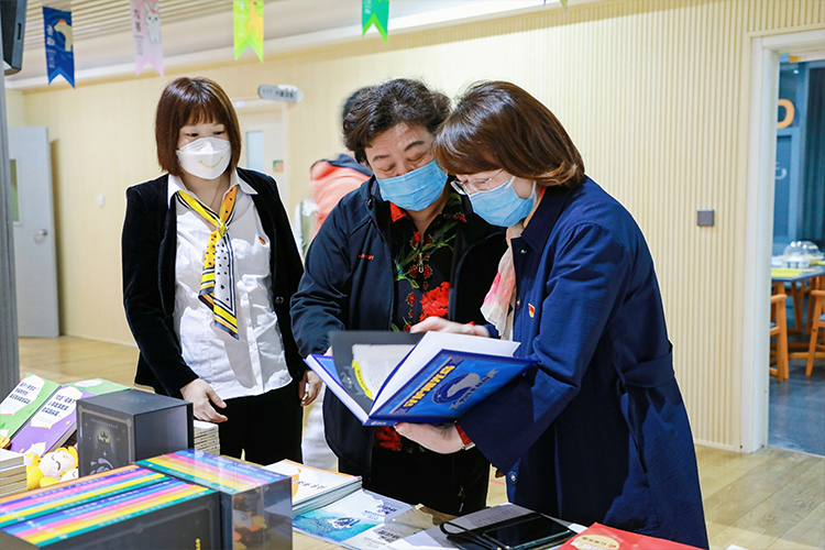 教师翻阅学校文化建设方案资料的现场照片,项目沟通场景