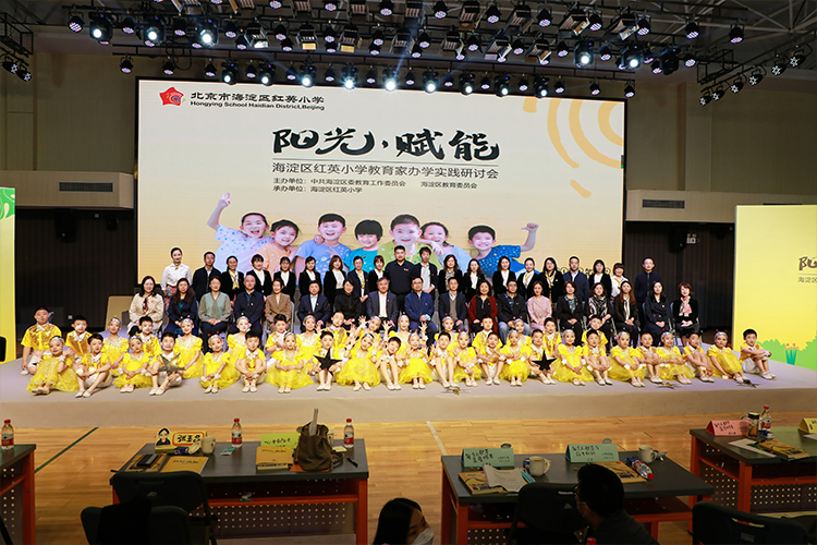学校典礼舞台合唱与红色背景活动照片,校园文化活动现场