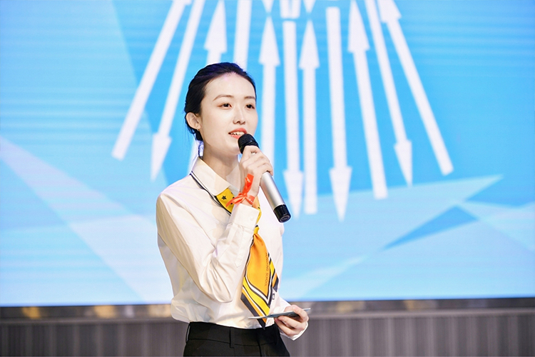 女演讲者在舞台上分享的照片,学校文化建设主题演讲现场