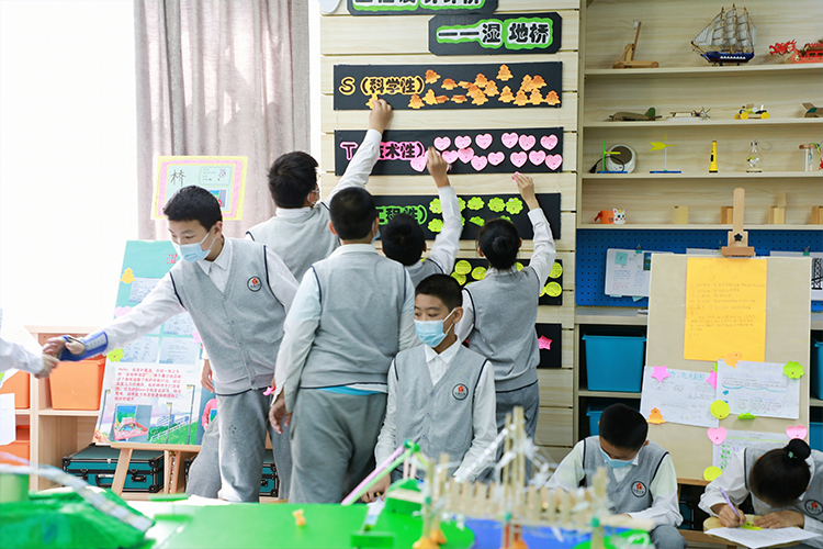 学生在图书阅览空间开展活动的照片,校园文化育人场景