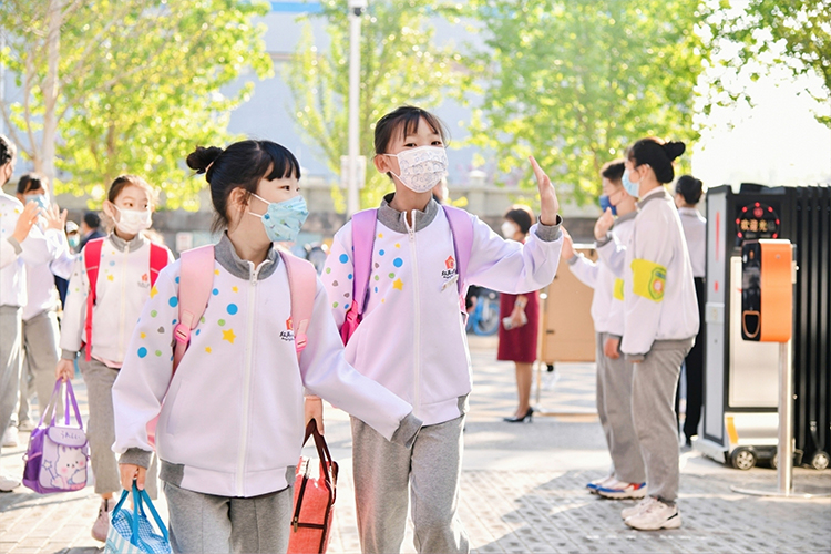 身着校服的学生列队参加活动的照片,校园文化展示场景