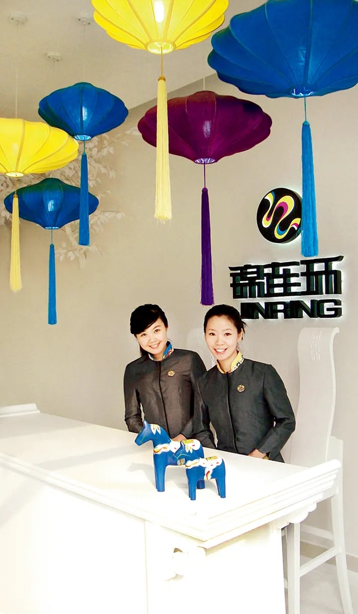 锦连环公司前台接待区,蓝色气球装饰与身着工装的前台员工