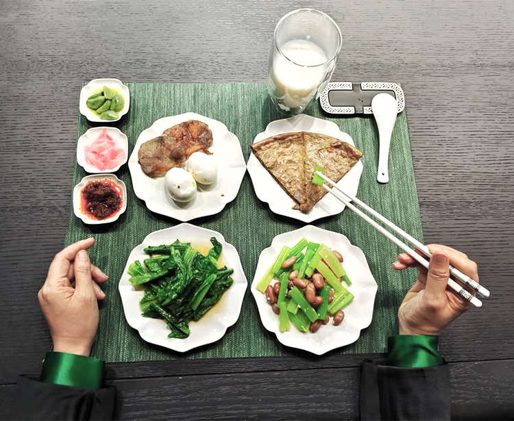 锦连环营养早餐俯拍,杂粮煎饼青菜鸡蛋牛奶搭配的健康一餐