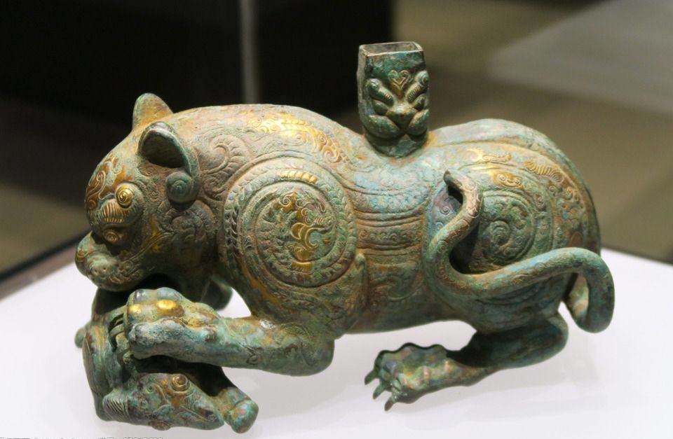 错金银青铜虎形文物，造型威武纹饰精美，呼应虎年主题