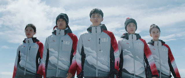 北京冬奥会制服人员雪地合影,多色系服装团队整齐站立展示