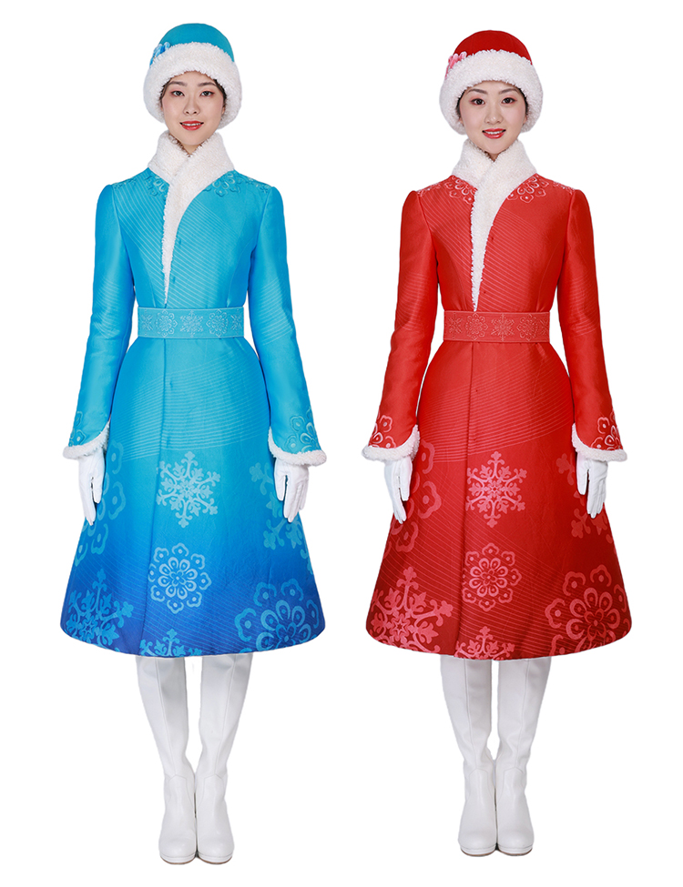 北京冬奥会颁奖礼仪服设计,蓝色与红色雪花纹样长款礼服