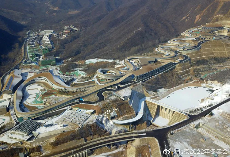 国家雪车雪橇中心赛道航拍全景,蜿蜒滑道依山势铺展