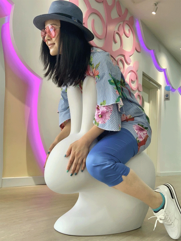 恩济里幼儿园园所环境设计,师生坐在蘑菇造型座椅的彩色走廊场景