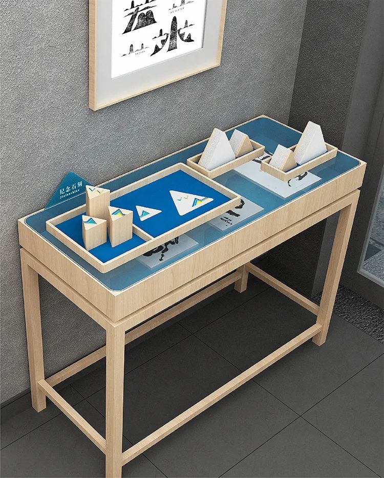 石景山社区学院校史馆展台设计，蓝色文创展品与“流光”装饰画