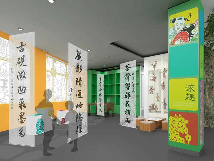 农大附小校史馆室内，浓文化主题中式展柱与参观者剪影