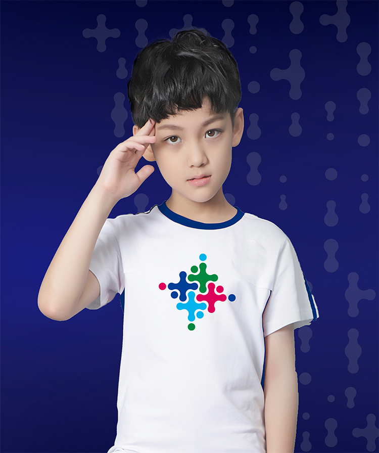 海淀实验二小学生校服形象，白色校服印“+”校标搭配深蓝背景