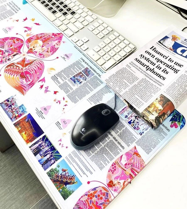 CHINA DAILY报纸文创桌面场景，插画版面与鼠标垫办公周边