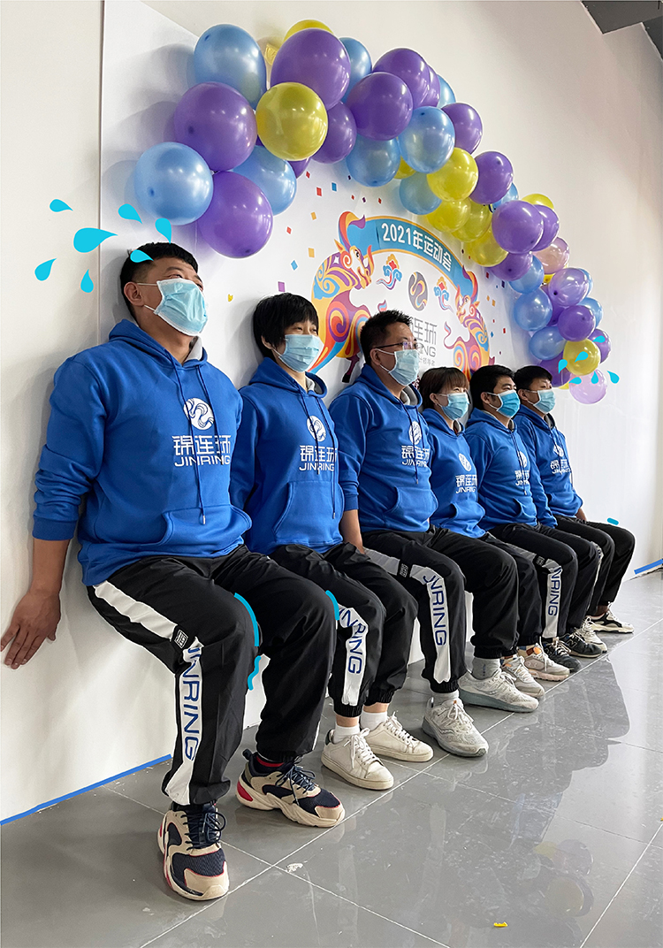 锦连环员工身着队服靠墙扎马步比拼，迎新年运动会的趣味体能挑战