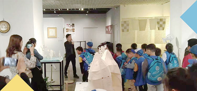 观众在展厅参观纸艺作品展览，锦连环锦学苑纸上乾坤纸艺鉴赏现场