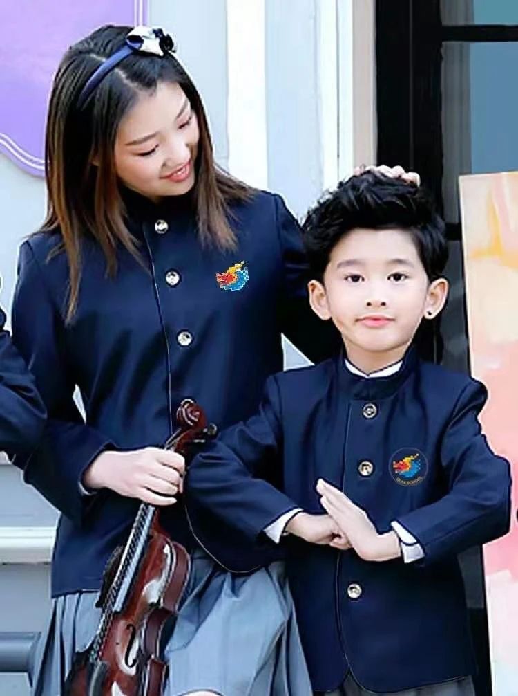 启佳学校母亲与孩子身着校服拉小提琴实景，锦连环学校文化建设