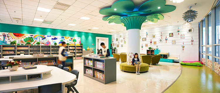 新英才学校图书阅览区绿色大树立柱与吊饰实景，锦连环校园文化环境建设