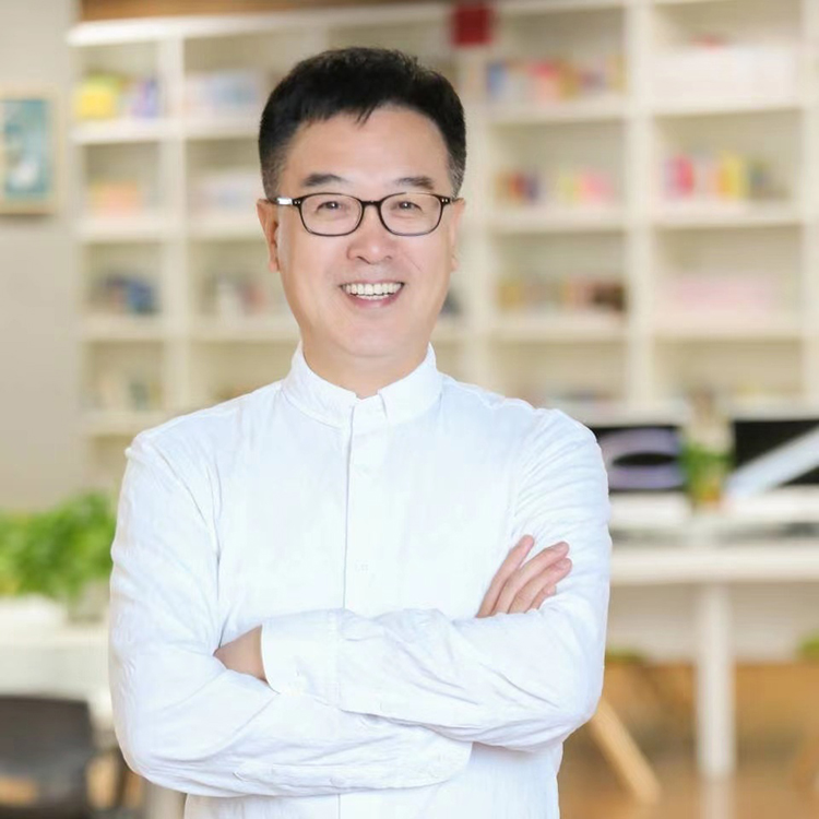 新英才学校身着白衬衫的负责人肖像照片，呼应学校品牌形象塑造