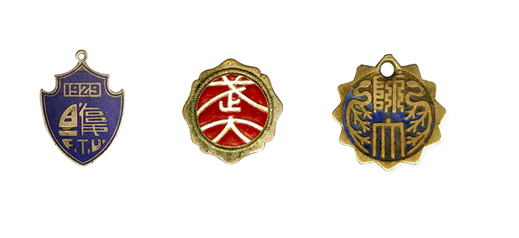 三枚古典珐琅盾形学校徽章,呼应校徽设计专业气质