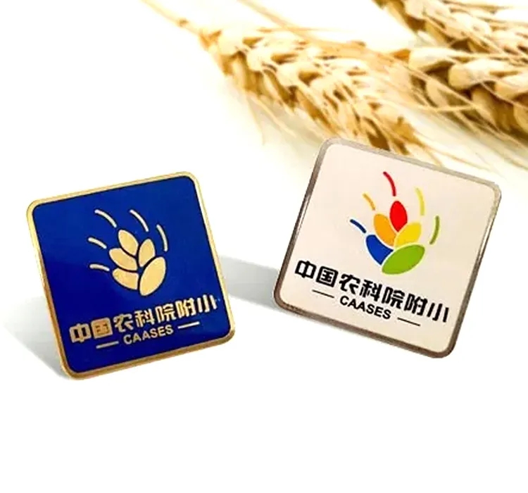 金色麦穗映衬蓝色与方形珐琅徽章,呼应校徽庄重沉稳气质