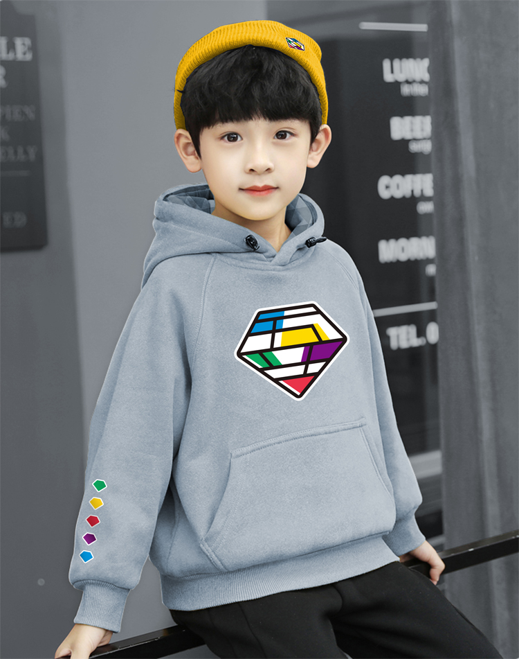 男孩身着五色土宝石logo灰色卫衣，锦连环教育品牌设计