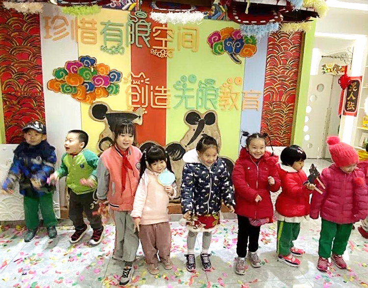 五色土幼儿园孩子们在彩色背景前列队活动实景，锦连环园所文化建设