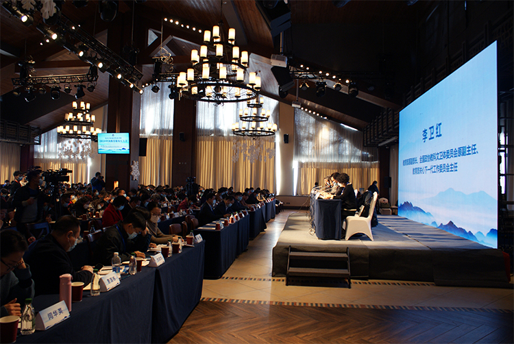 中国教育报校长大会会场观众席与讲台全景,教育高峰论坛现场