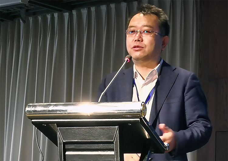 男性演讲嘉宾在讲台发表主题报告,2020中国教育报校长大会现场