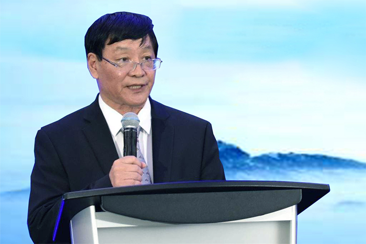 男性嘉宾身着蓝色西装在讲台演讲,中国教育报校长大会现场