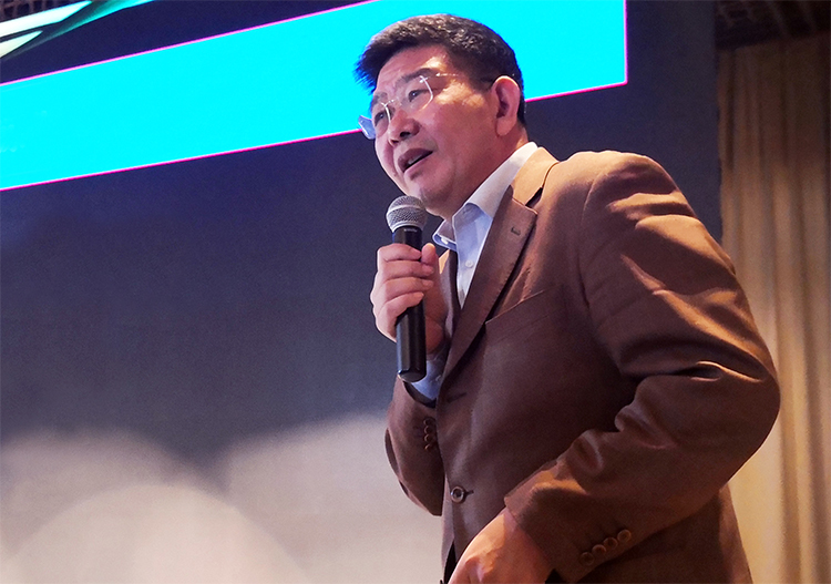 男性嘉宾手持话筒发表演讲,2020中国教育报校长大会现场