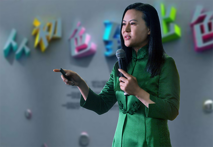 女性嘉宾在彩色背景墙前发表演讲,中国教育报校长大会现场