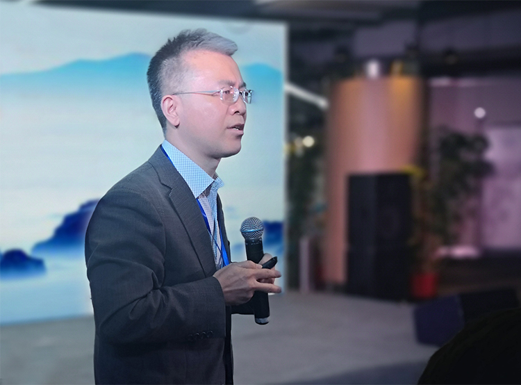 男性嘉宾手持话筒发表演讲,2020中国教育报校长大会现场