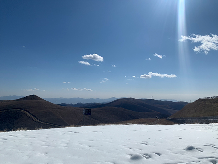 远山雪景景观,呼应2020中国教育报校长大会拥雪论道主题