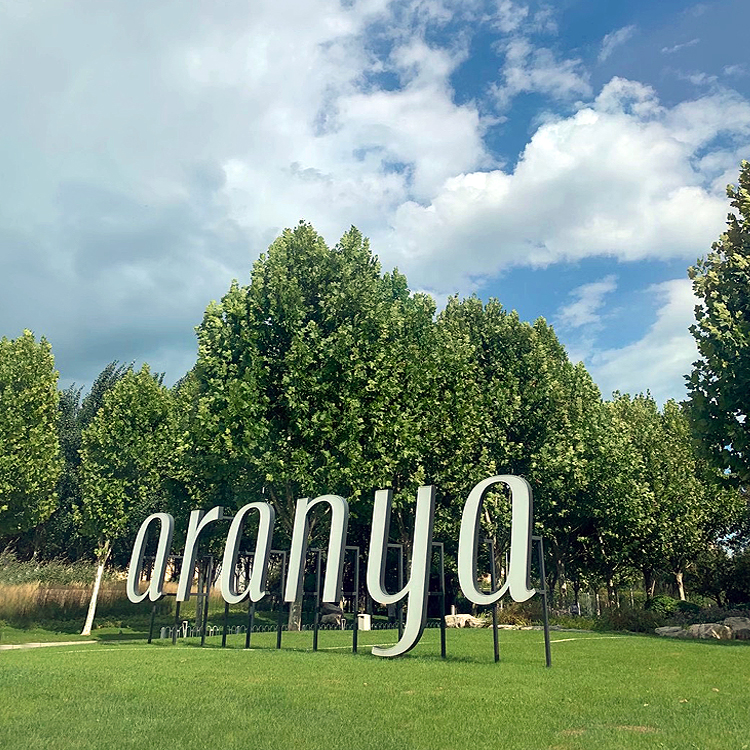 阿那亚aranya草坪logo标识景观,锦连环文化之旅阿那亚之行