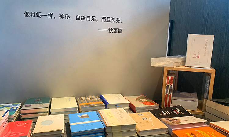 阿那亚木质书架阅读空间,锦连环文化之旅美在细节