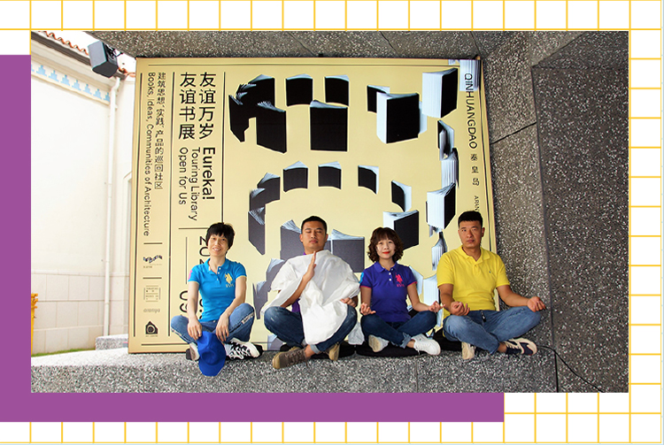 锦连环团队在装置艺术前合影,文化之旅美在向往