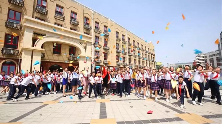 灯市口小学开学典礼师生在校门广场活动实景，呼应百年老校特色定位