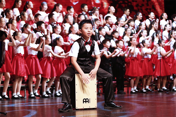 灯市口小学红色合唱团演出与教师打鼓现场，锦连环学校文化建设